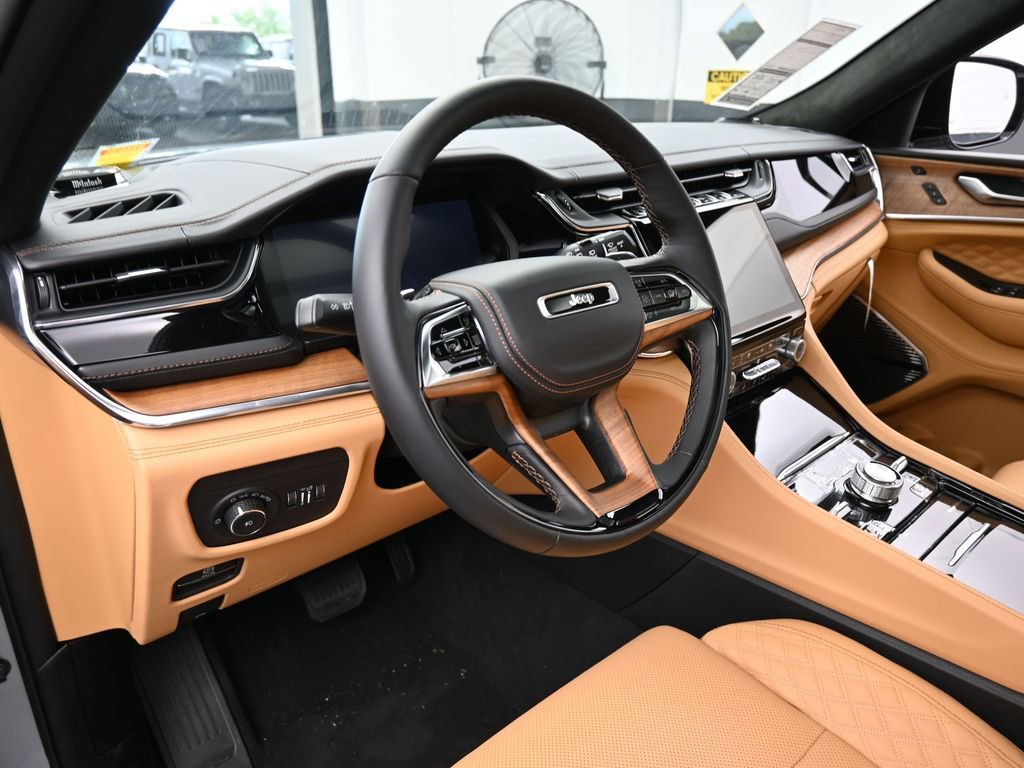 New 2025 Jeep Grand Cherokee Summit image 10