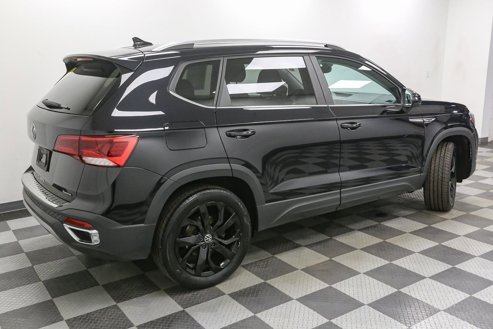 Certified 2023 Volkswagen Taos SE w/ Panoramic Sunroof Package AWD/4WD image 11