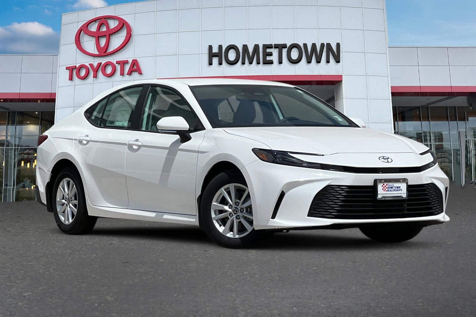 Used 2025 Toyota Camry Hybrid AWD/4WD image 2