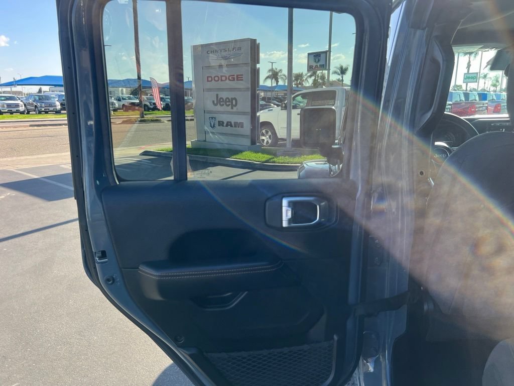Used 2025 Jeep Wrangler Unlimited Sahara AWD/4WD image 24