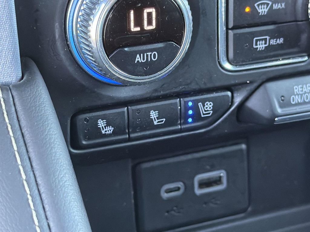 Used 2023 GMC Yukon SLT w/ SLT Premium Package image 19