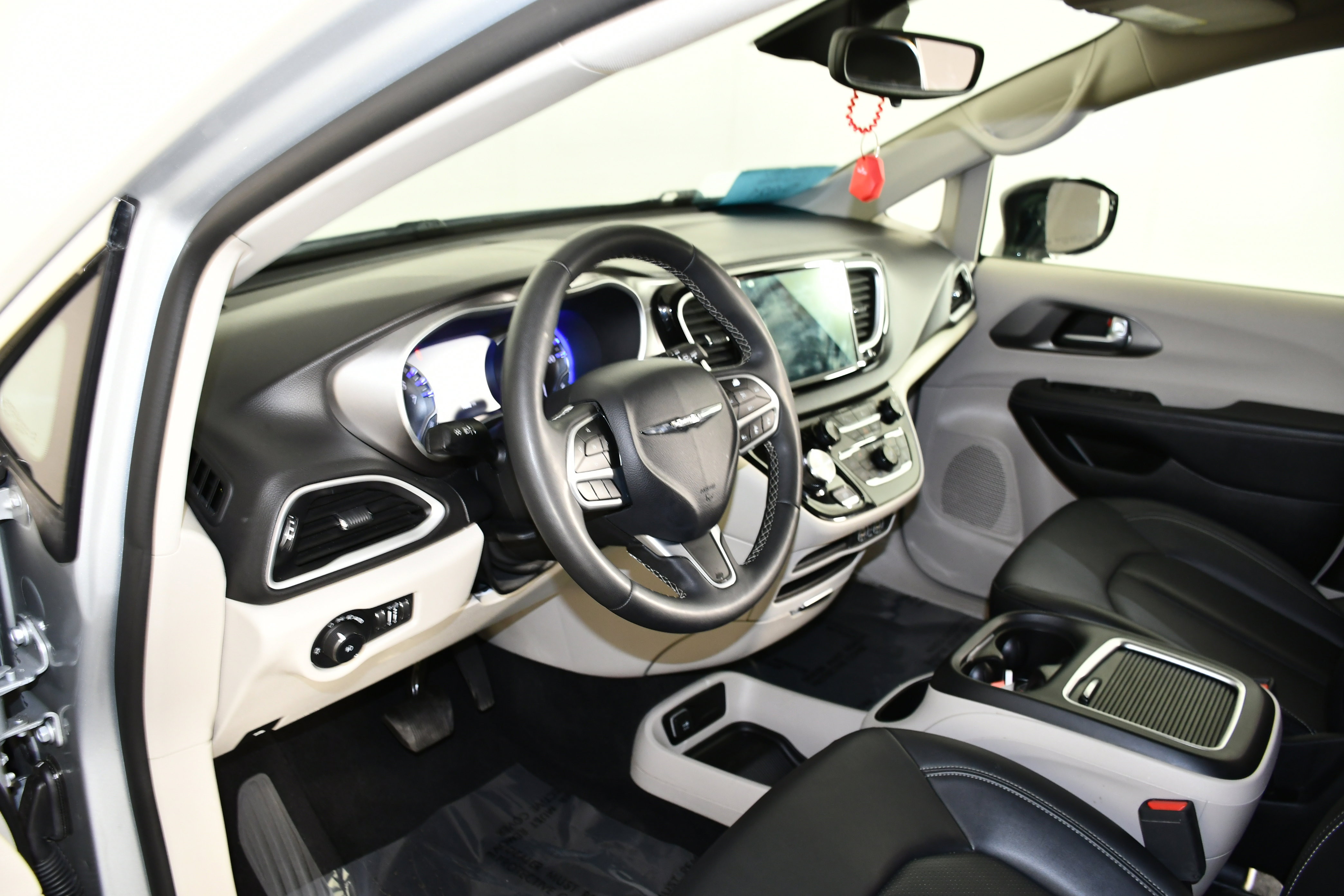 Used 2024 Chrysler Pacifica Touring-L image 38