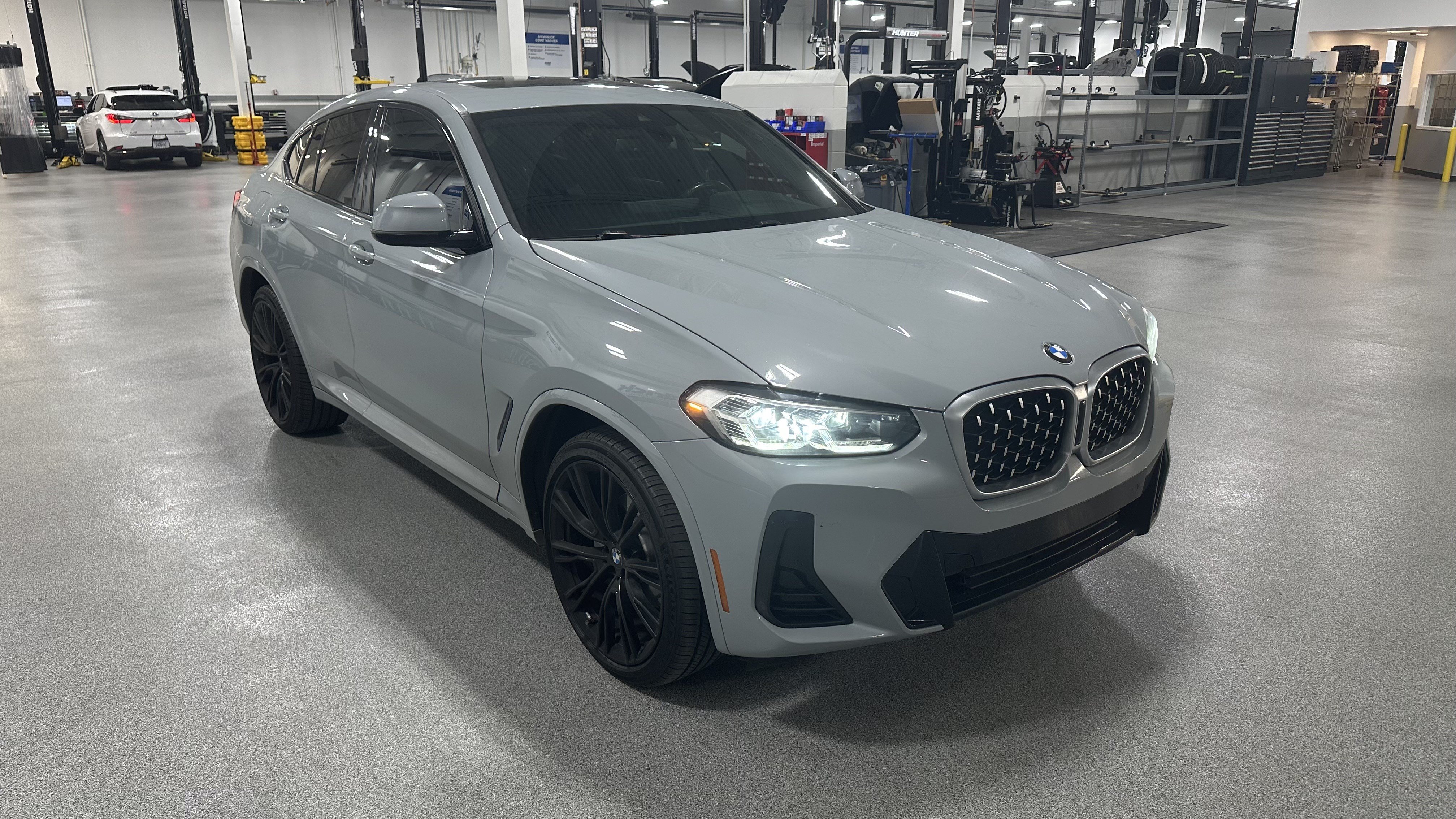 Used 2022 BMW X4 xDrive30i w/ M Sport Package 2 AWD/4WD image 2