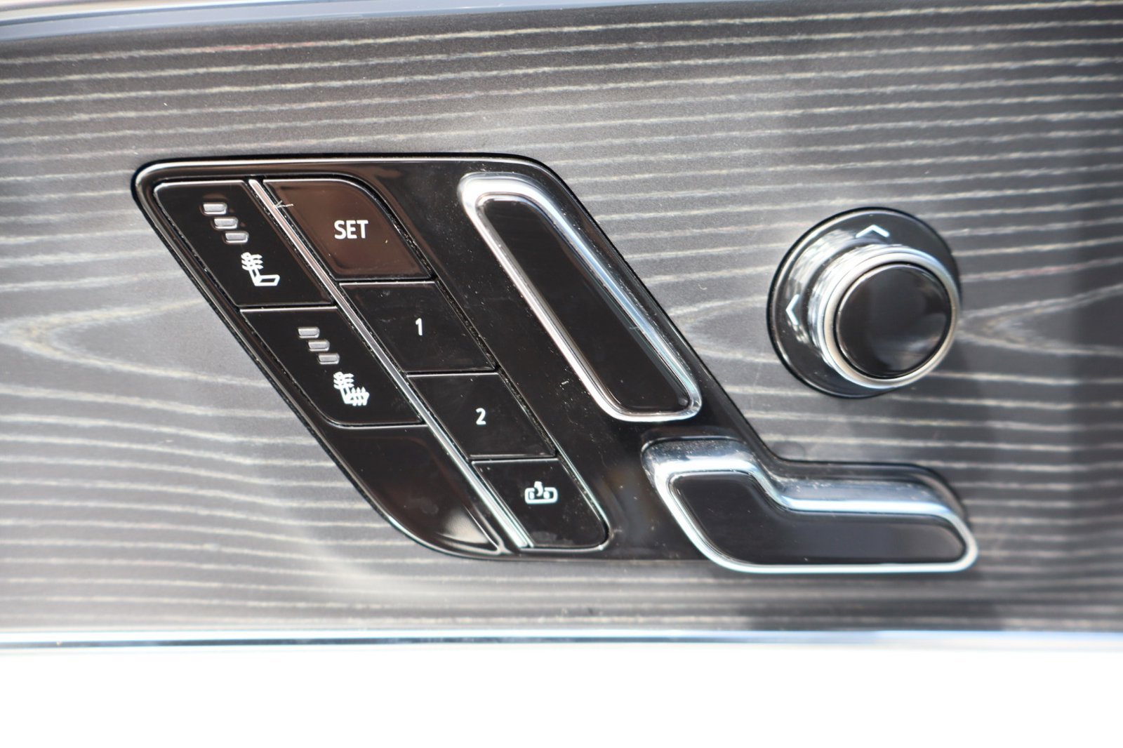 Used 2024 Cadillac Lyriq Luxury AWD/4WD image 20
