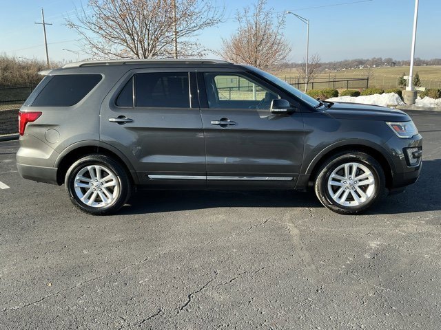 Used 2017 Ford Explorer XLT w/ Equipment Group 202A image 2