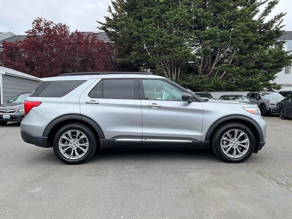 Used 2022 Ford Explorer XLT w/ Equipment Group 202A RWD image 9