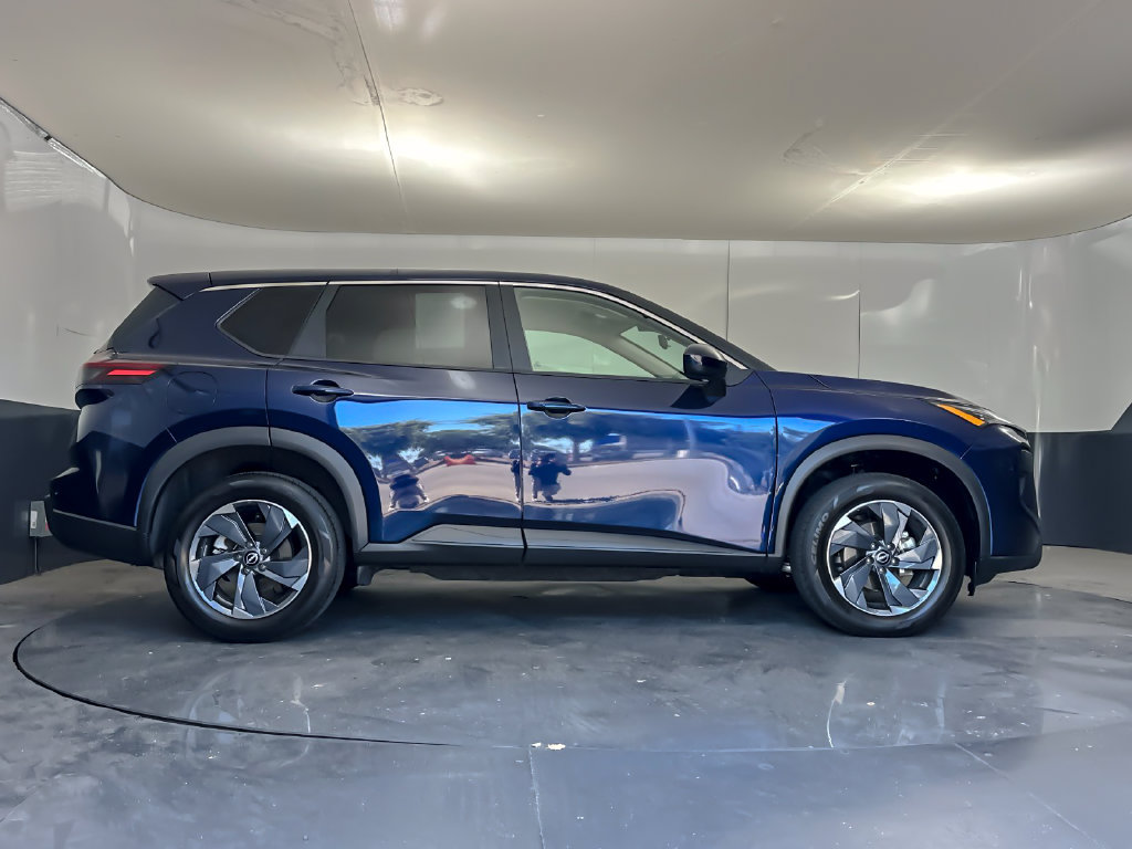 Used 2025 Nissan Rogue SV FWD image 2