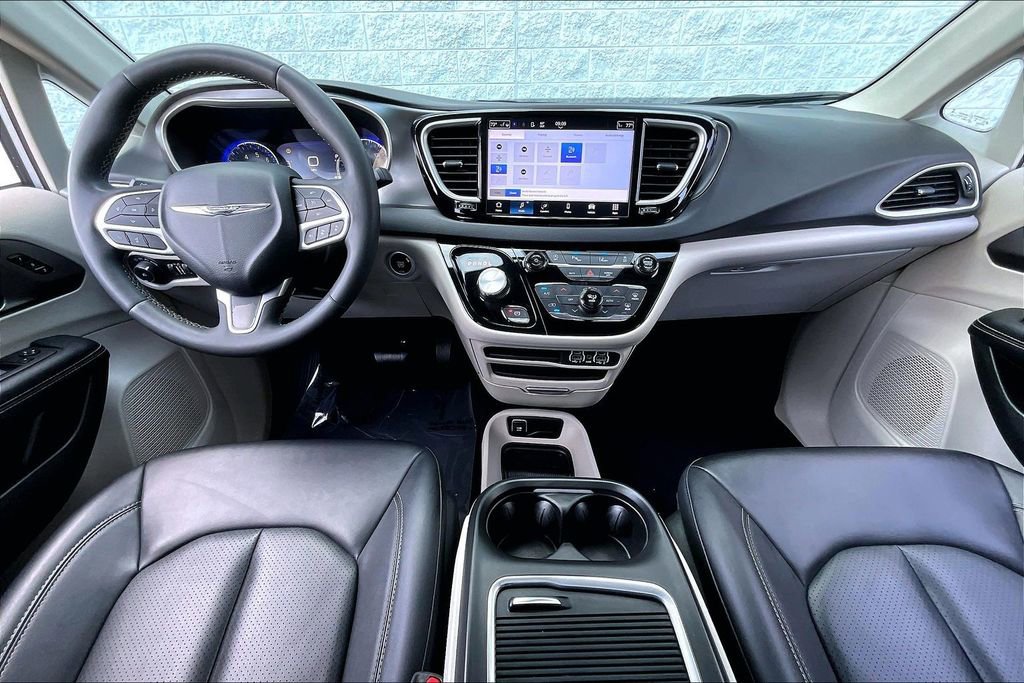 Used 2024 Chrysler Pacifica Touring-L FWD image 15