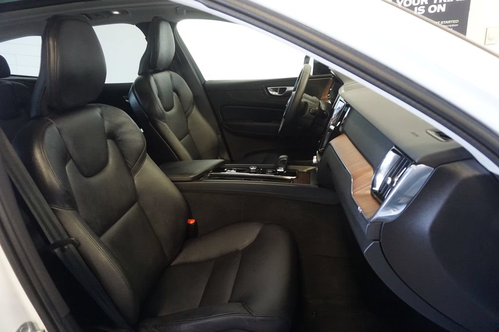 Used 2024 Volvo XC60 B5 Plus AWD/4WD image 26