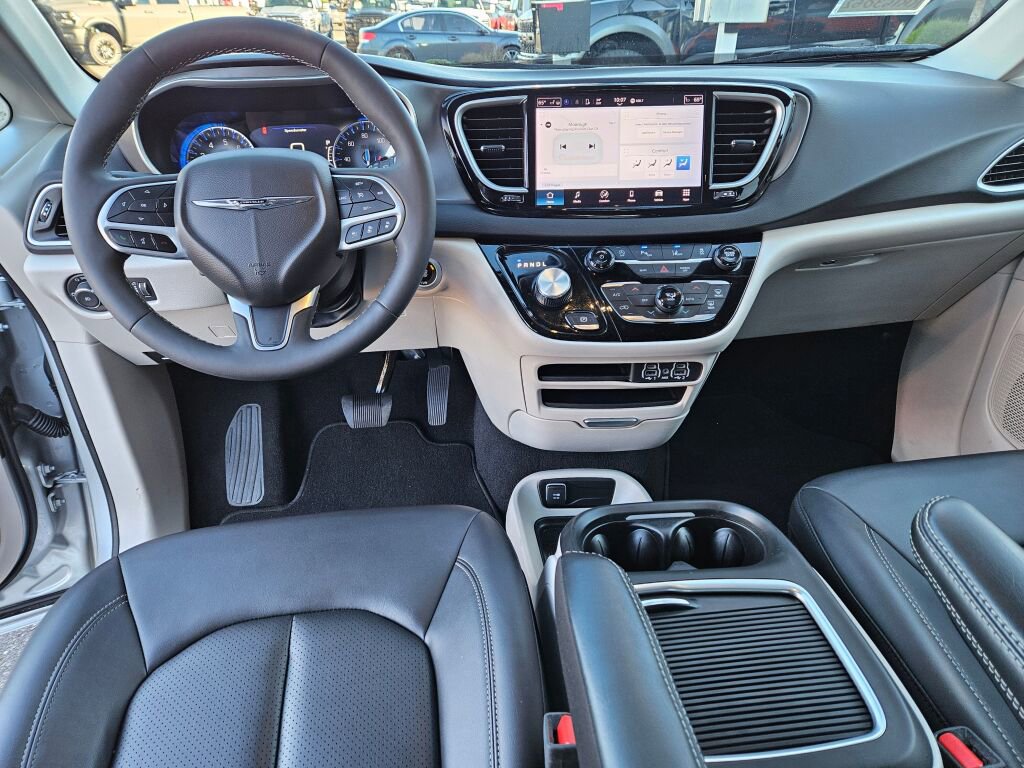 Used 2024 Chrysler Pacifica Touring-L image 18