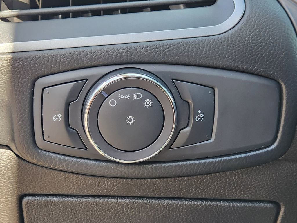 Used 2018 Ford Edge SE image 12