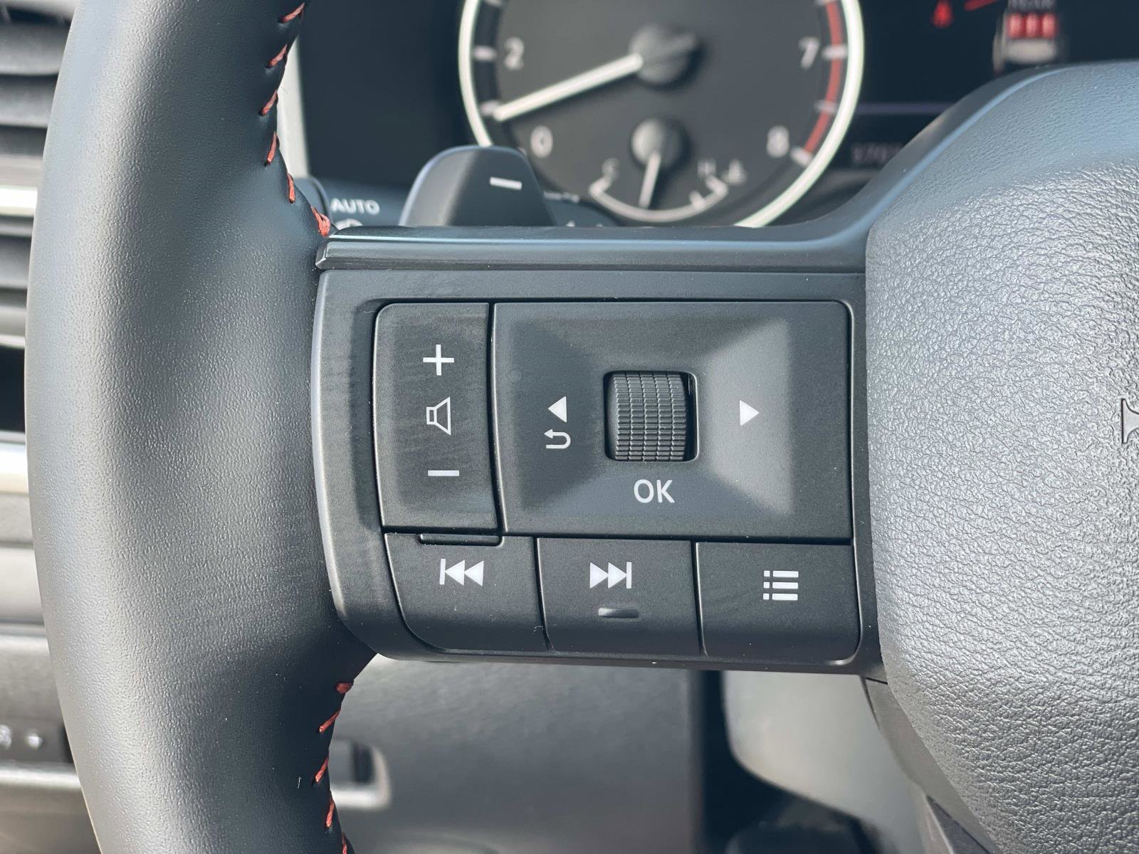 Used 2025 Nissan Rogue SV image 10