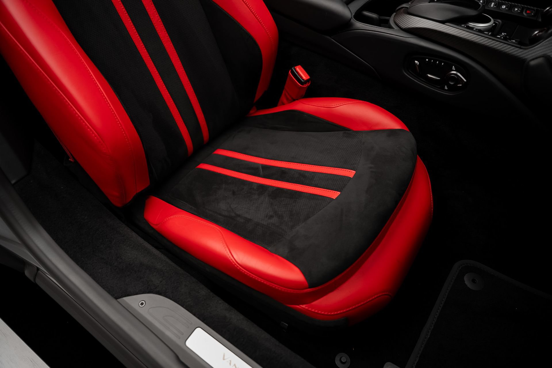 Used 2023 Aston Martin V8 Vantage Roadster RWD image 64