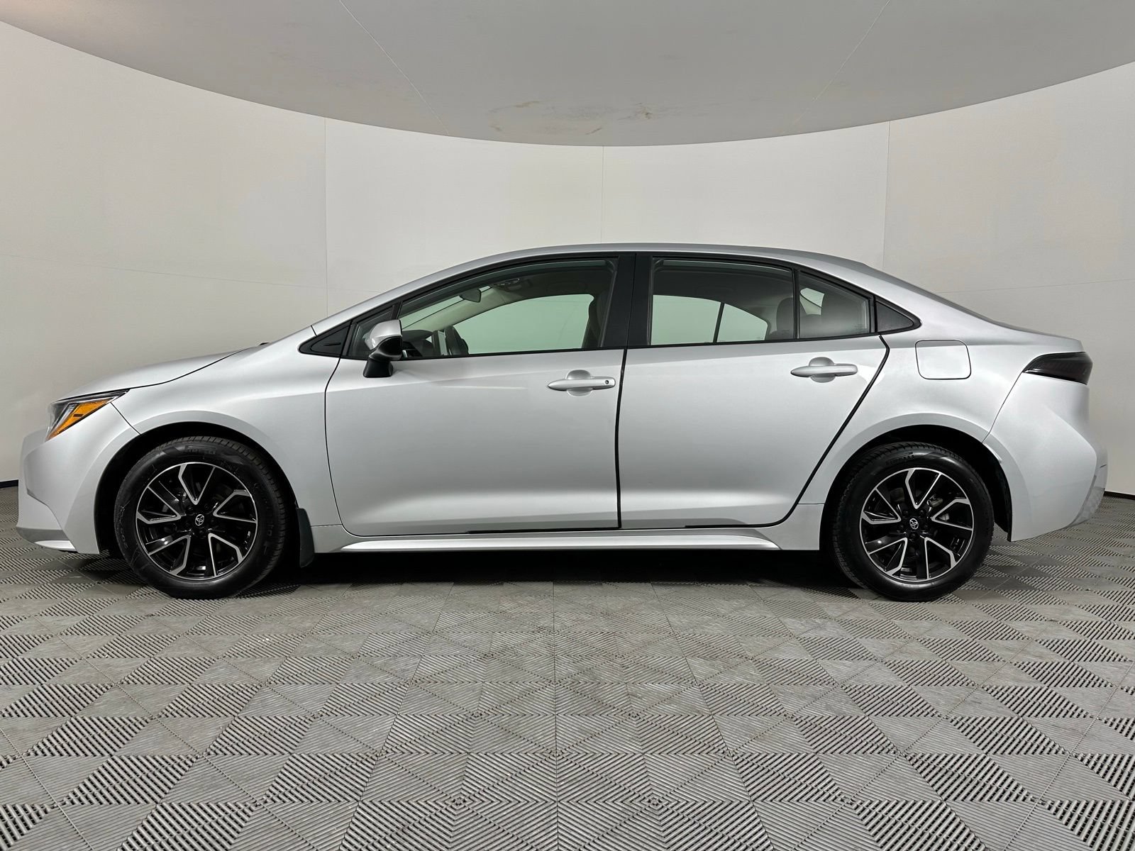 Used 2024 Toyota Corolla LE FWD image 17