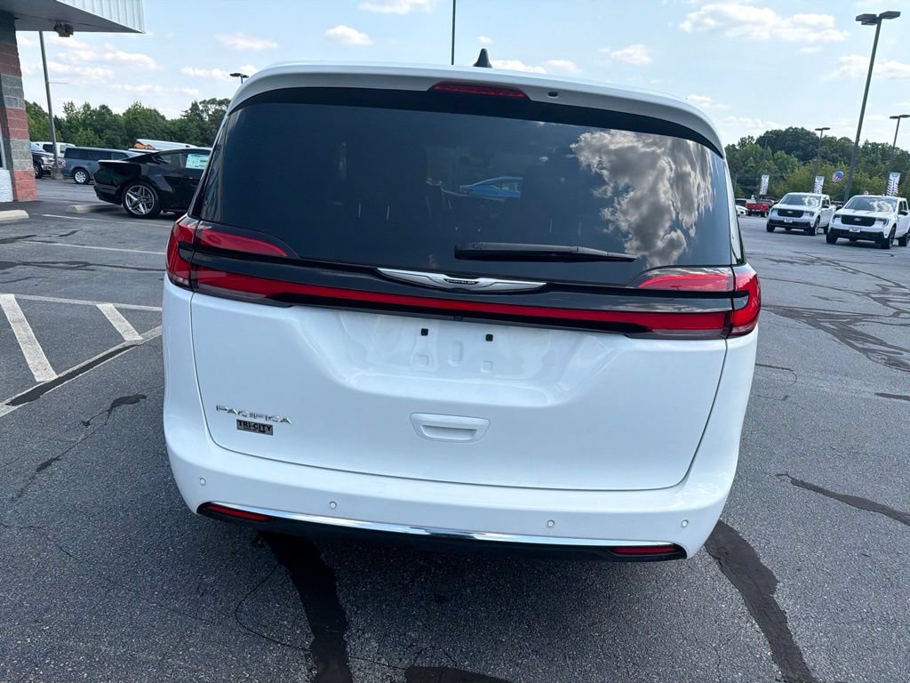Used 2025 Chrysler Pacifica Select FWD image 3