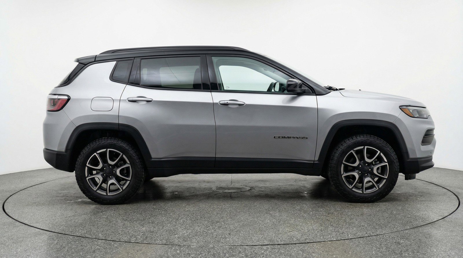 Used 2025 Jeep Compass Trailhawk image 5