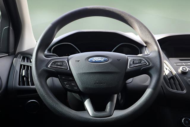 Used 2016 Ford Focus SE w/ SE Power Seat Package image 10