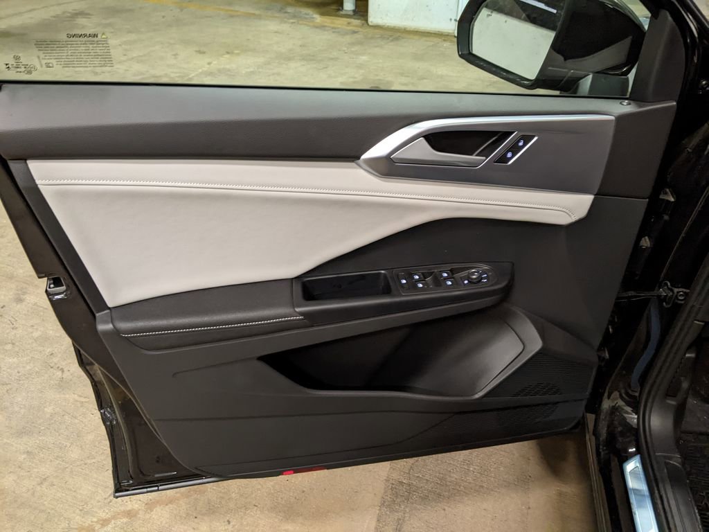 New 2026 Volkswagen Taos SE FWD image 9