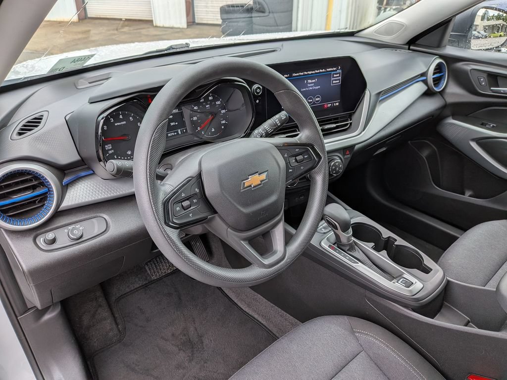 Used 2025 Chevrolet Trax LS FWD image 31