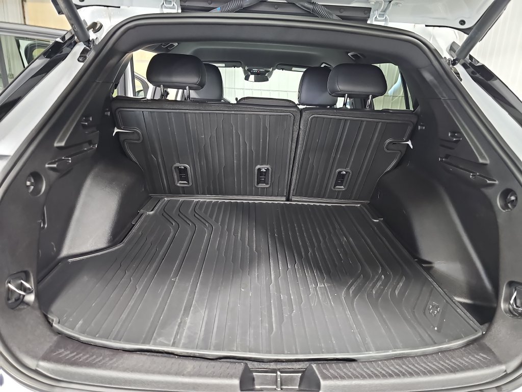 Used 2025 Chevrolet Equinox EV LT w/ LPO, All-Weather Mat Package FWD image 12