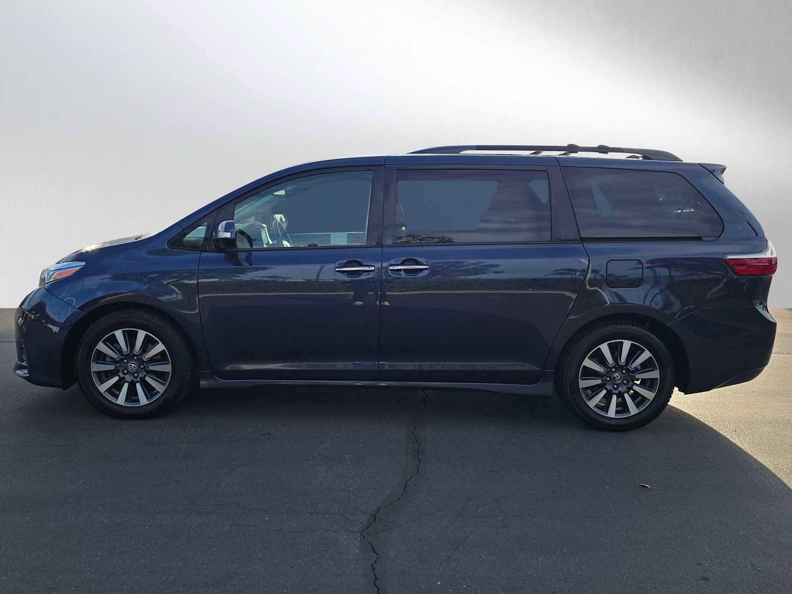 Used 2019 Toyota Sienna Limited image 6