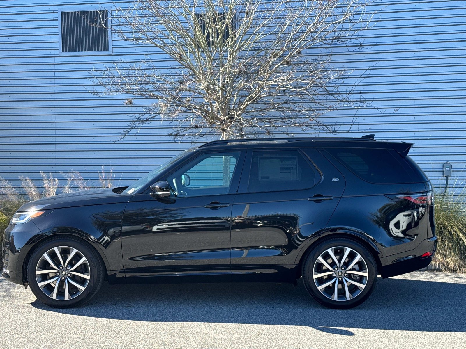 Certified 2025 Land Rover Discovery Dynamic SE image 4