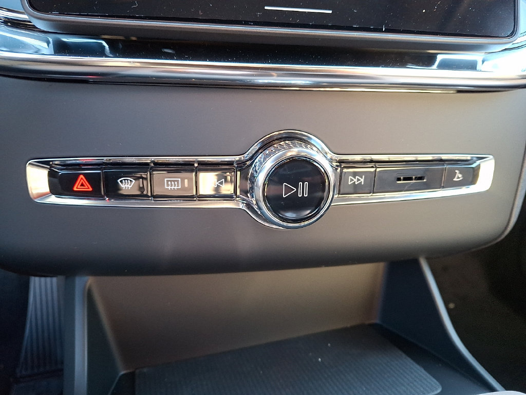 New 2027 Volvo XC90 B6 Plus AWD/4WD image 13
