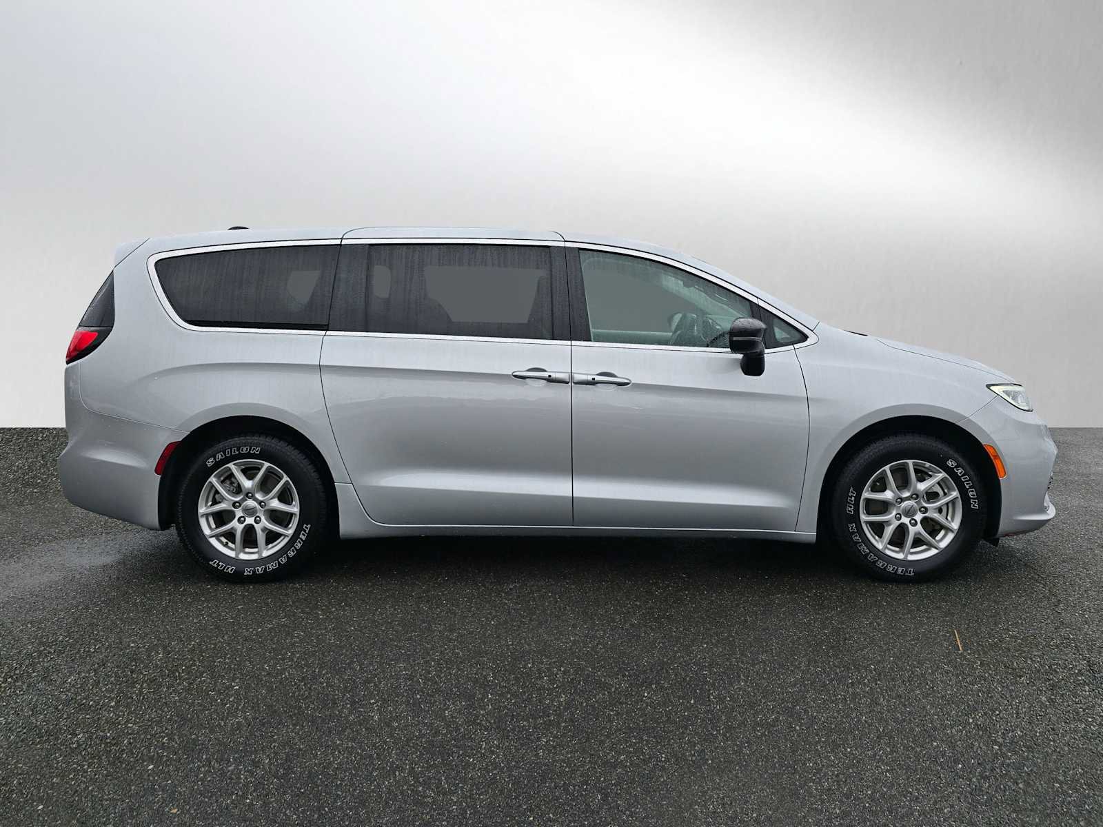 Used 2024 Chrysler Pacifica Touring-L image 8