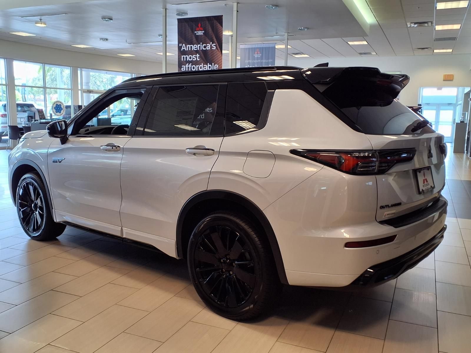 New 2026 Mitsubishi Outlander 4WD Plug-In Hybrid image 4