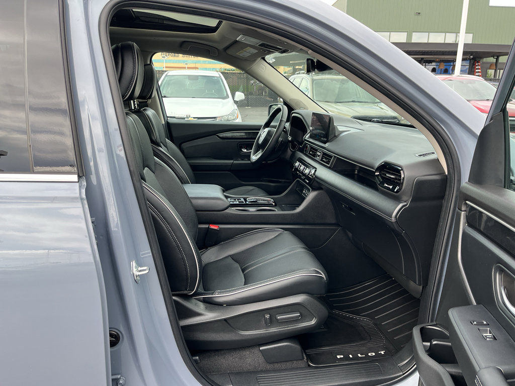 Used 2025 Honda Pilot Elite image 32