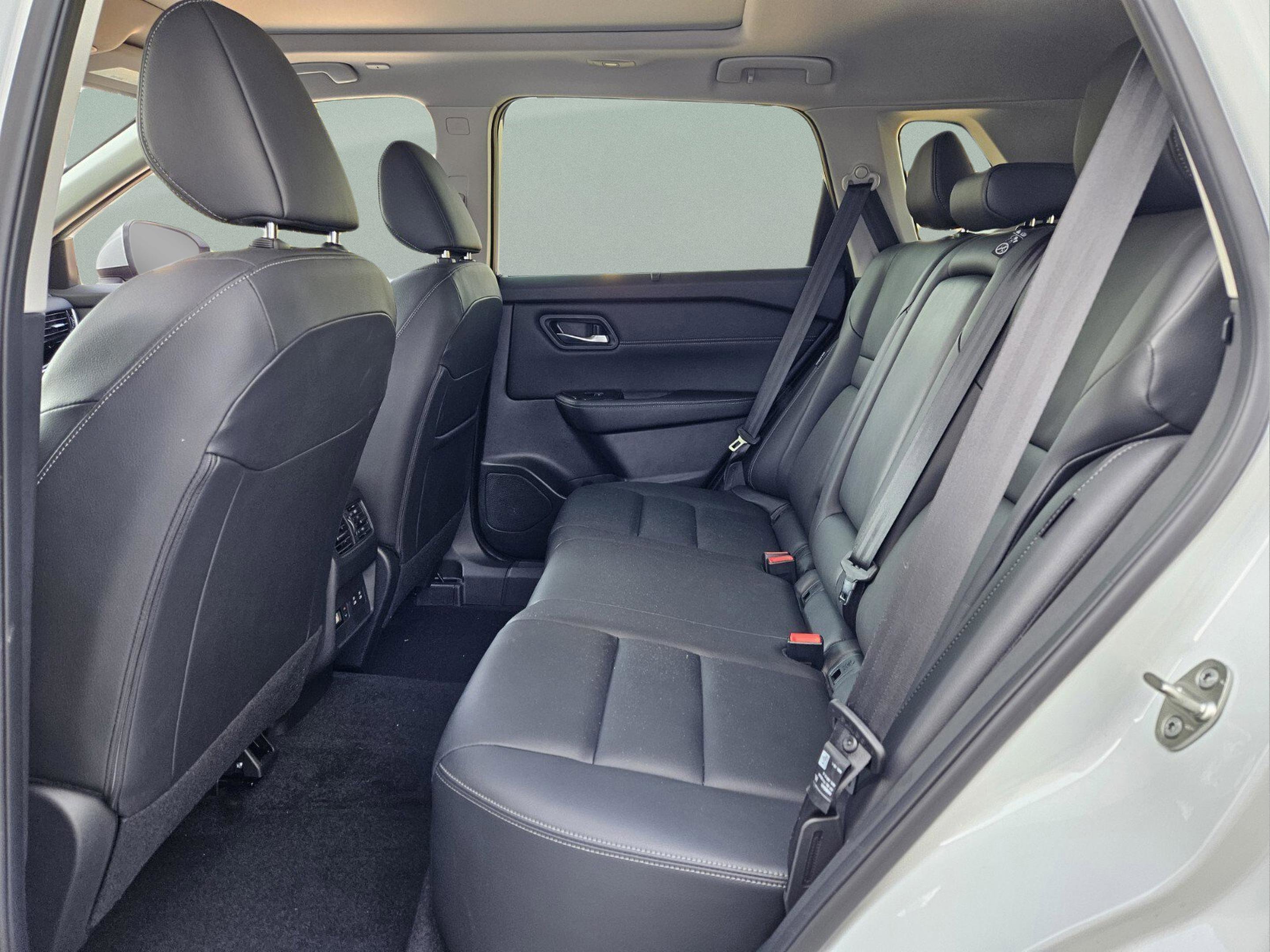 Used 2024 Nissan Rogue SL w/ SL Premium Package image 13