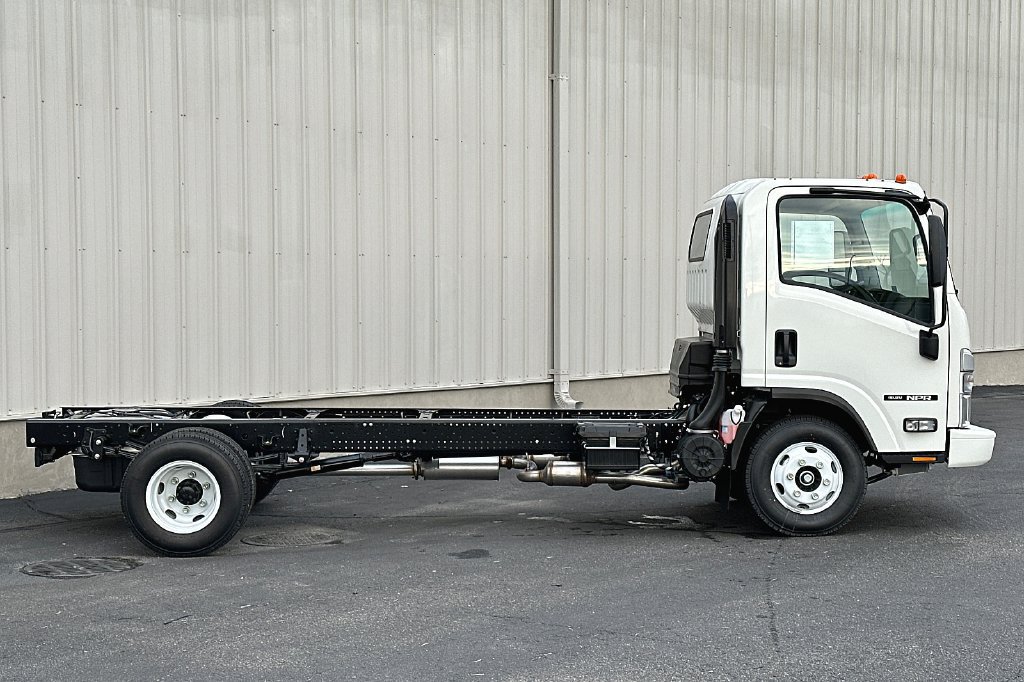 Used 2024 Isuzu NPR RWD image 8