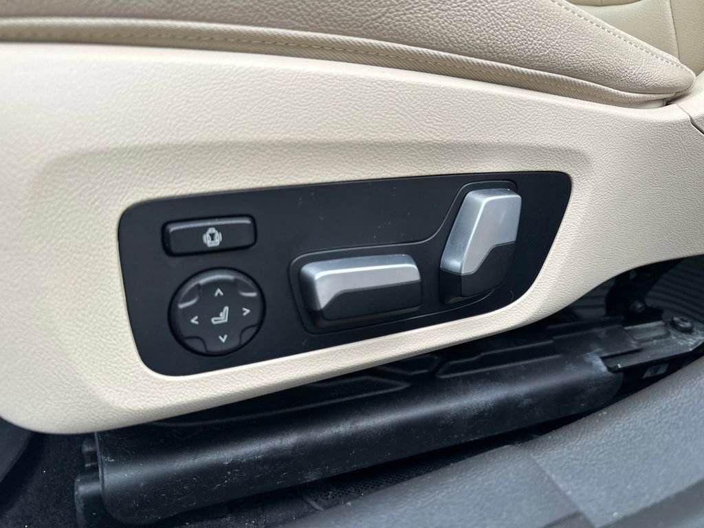 Used 2021 BMW 330i xDrive 330i xDrive w/ Premium Package image 4