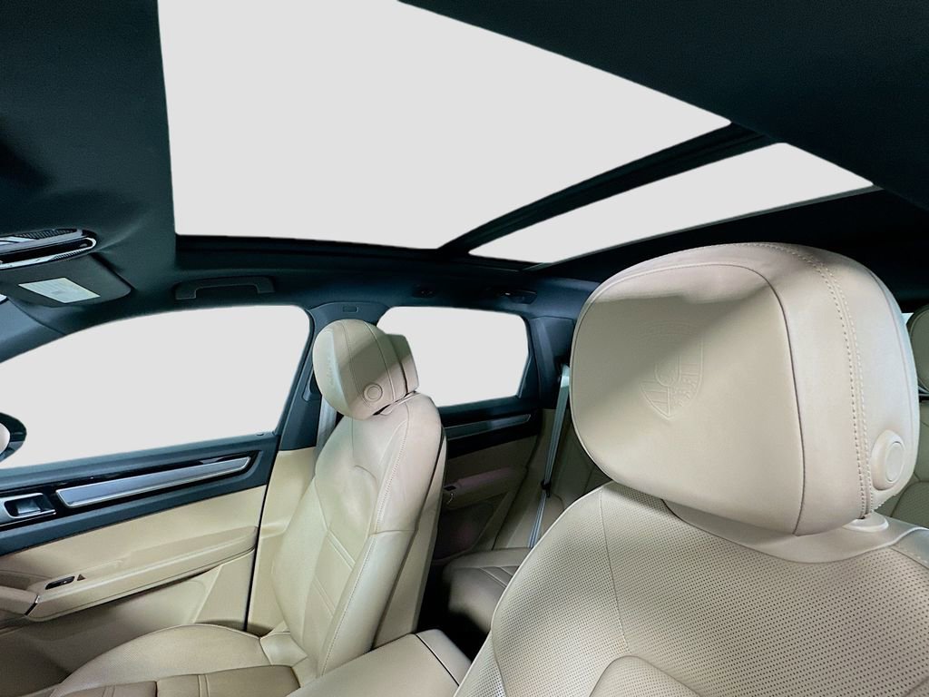 Certified 2022 Porsche Cayenne Platinum Edition image 14
