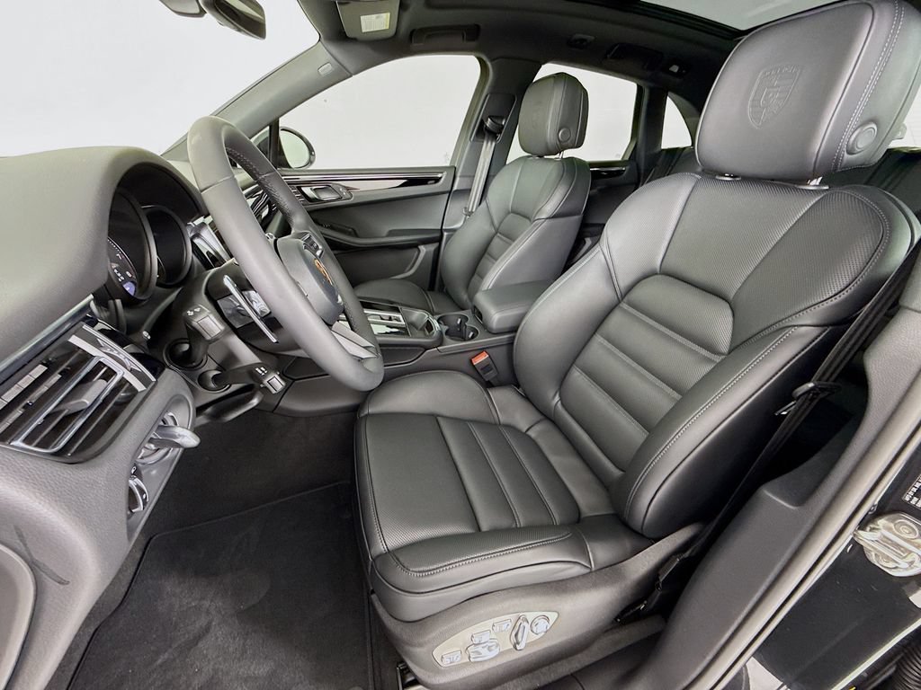 New 2026 Porsche Macan AWD/4WD image 5