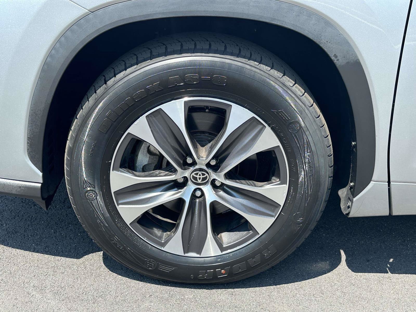 Used 2023 Toyota Highlander XLE FWD image 29