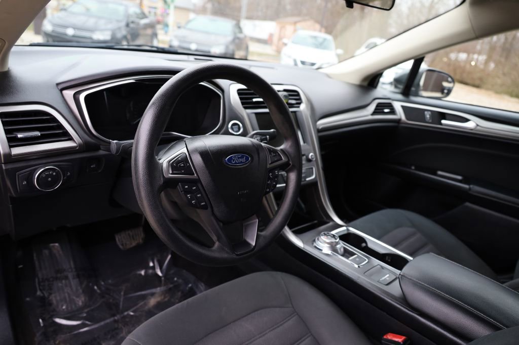 Used 2017 Ford Fusion SE w/ Fusion SE Technology Package image 15