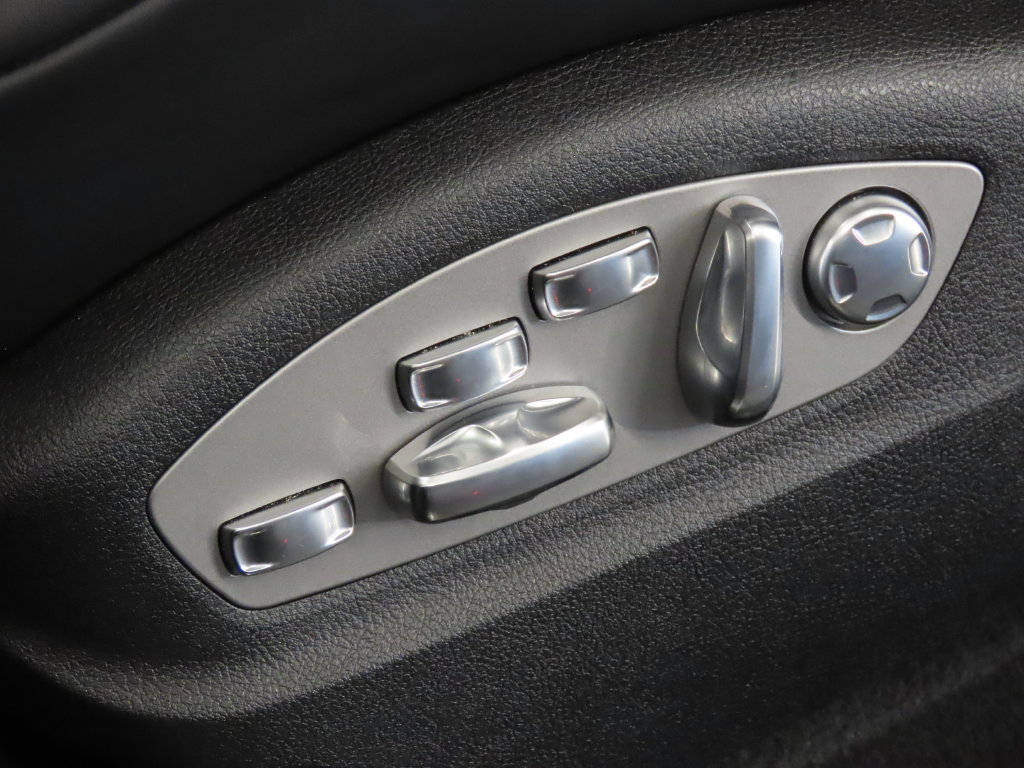 Certified 2025 Porsche Macan AWD/4WD image 41