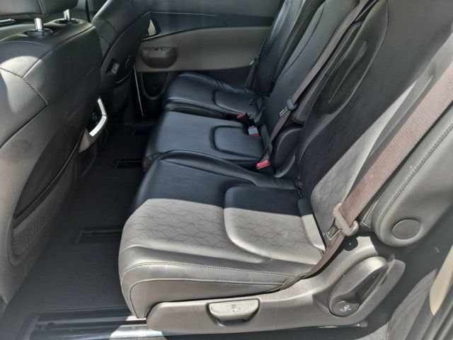 Used 2025 Kia Carnival FWD image 28