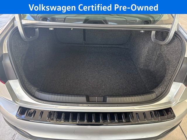 Certified 2025 Volkswagen Jetta SE w/ Sunroof Package image 27