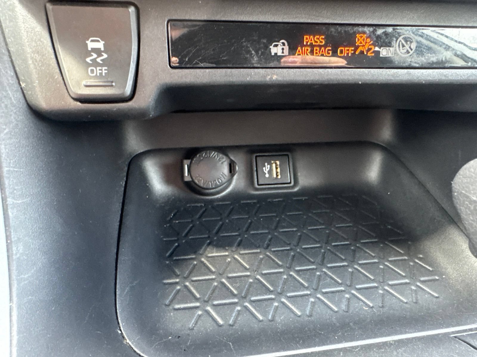 Used 2024 Toyota RAV4 XLE AWD/4WD image 28
