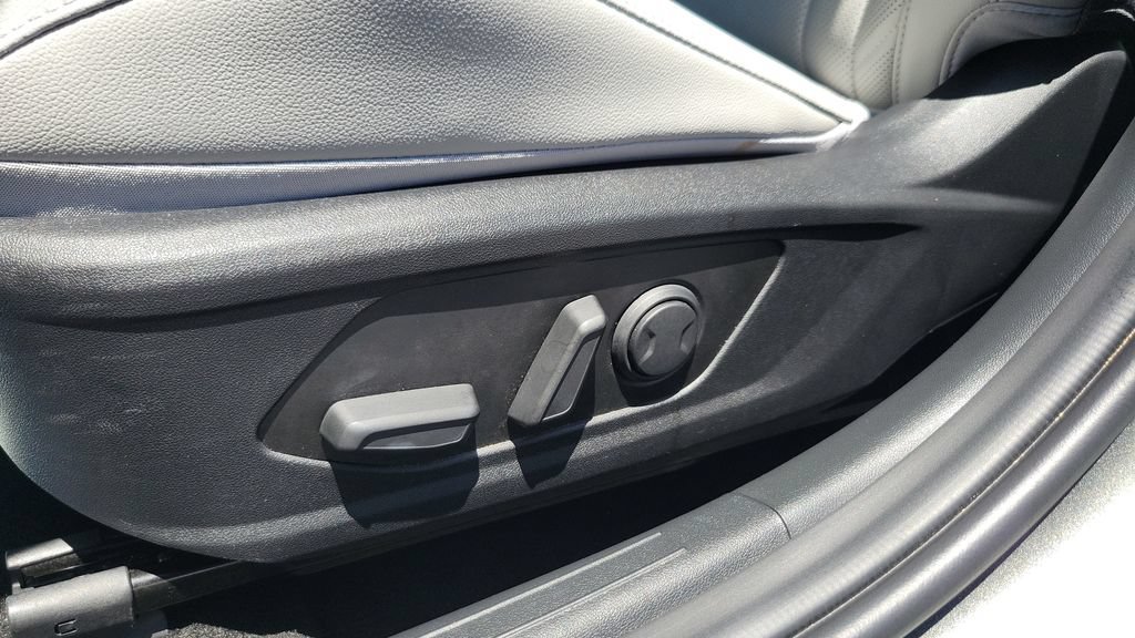Certified 2025 Hyundai Elantra Limited FWD image 16
