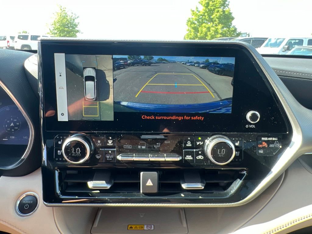 Used 2024 Toyota Highlander Platinum AWD/4WD image 16