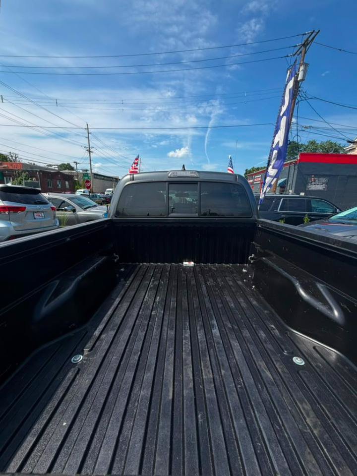 Used 2017 Toyota Tacoma SR5 w/ Tow Package AWD/4WD image 5