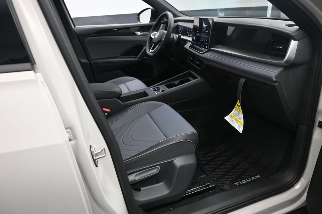 New 2026 Volkswagen Tiguan SE R-Line FWD image 28