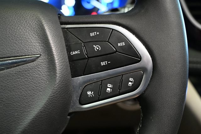 Used 2023 Chrysler Pacifica Limited FWD image 37