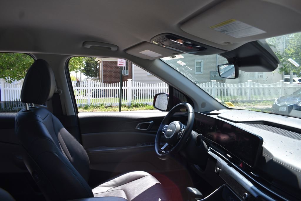 Used 2025 Kia Carnival FWD image 21