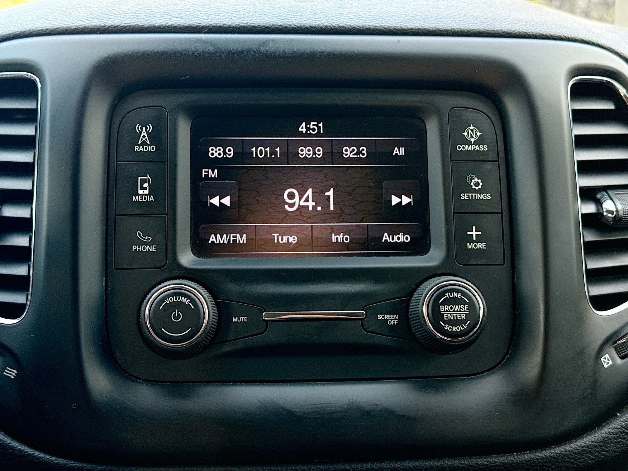 Used 2018 Jeep Compass Latitude image 29