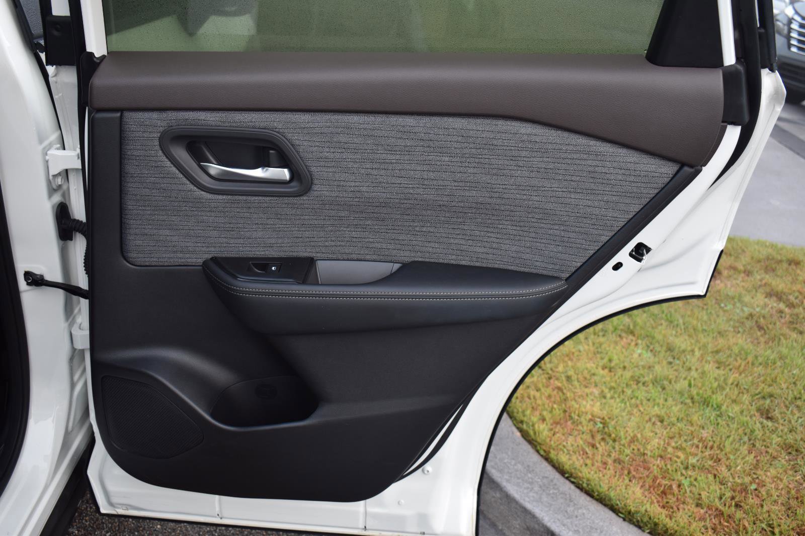 Used 2023 Nissan Rogue SV image 36