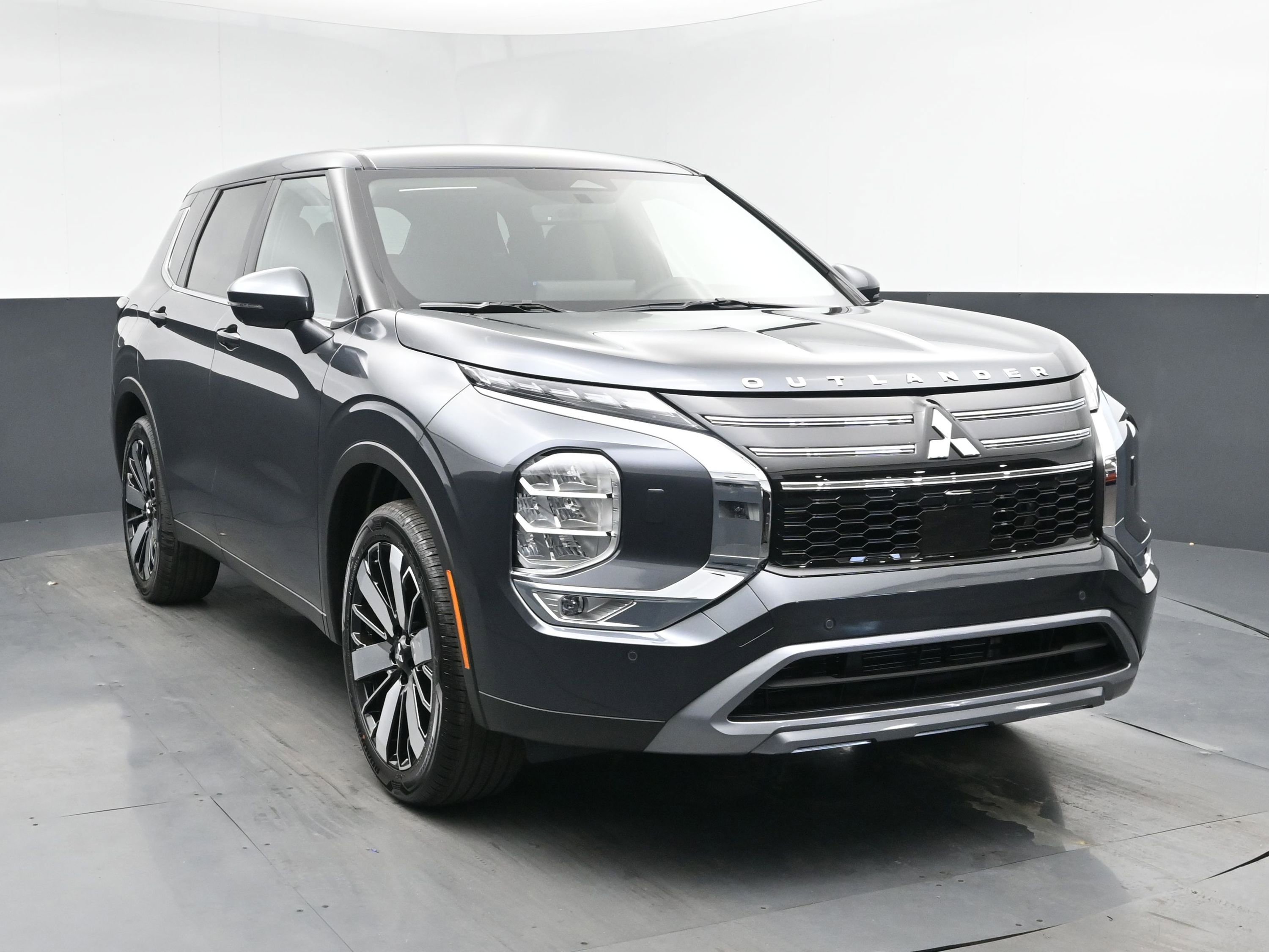 New 2025 Mitsubishi Outlander SE image 2